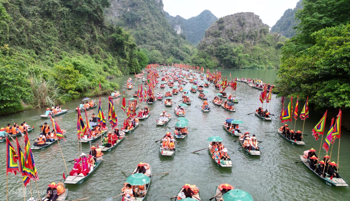 Tràng An đông nghẹt du khách ngày khai hội